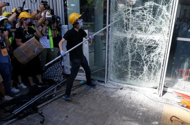 Hong-Kong: manifestantes tratan de entrar en el Parlamento durante una protesta
