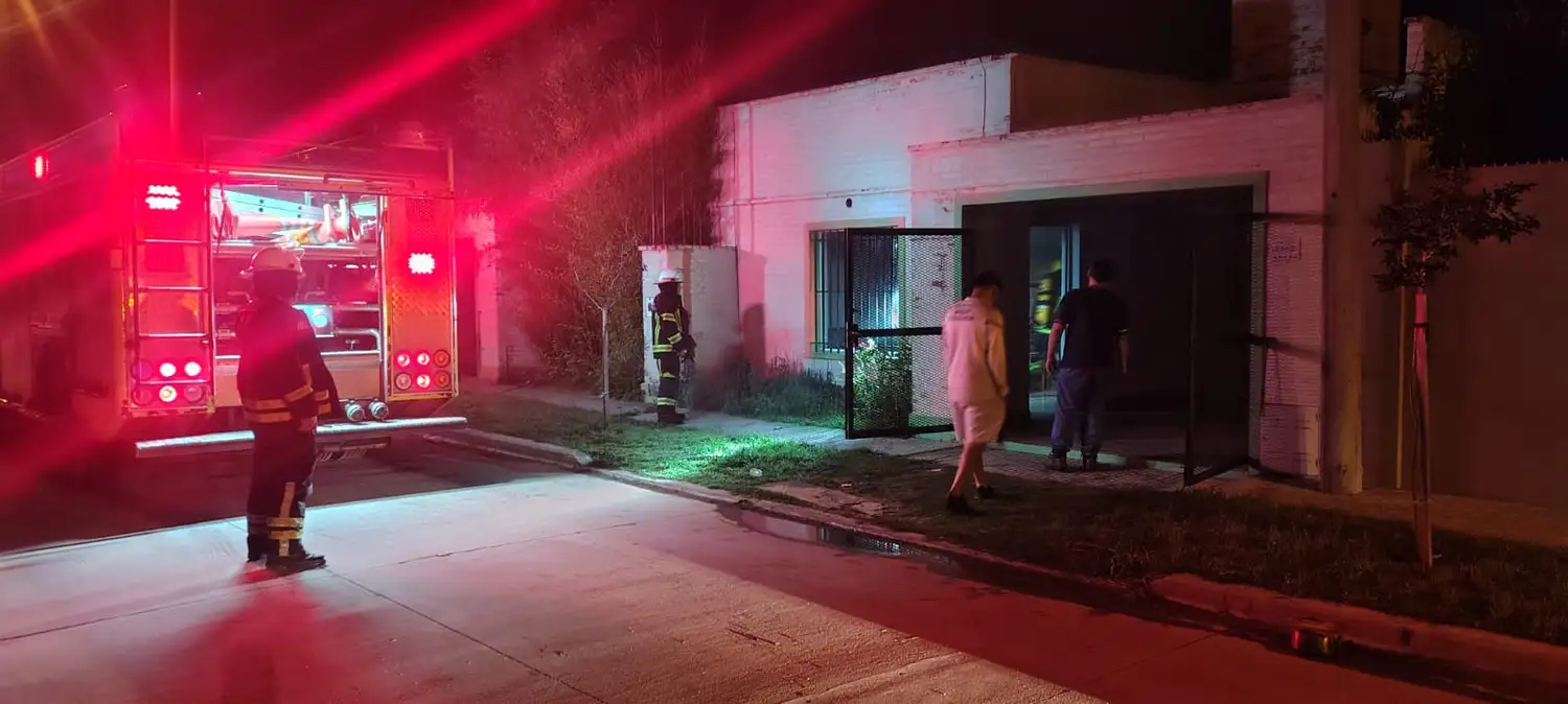 Los bomberos en plena tarea.