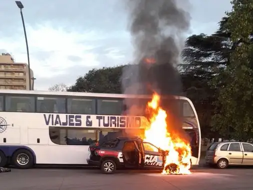 El incendio se desató entre las arterias de Santa Fe y Castellanos.