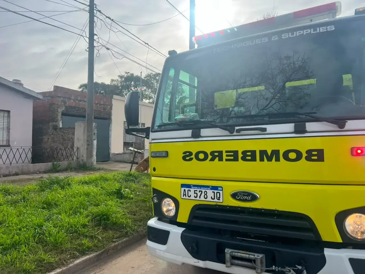 Bomberos en el lugar.