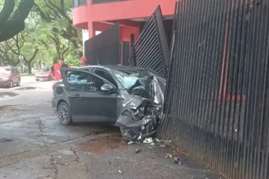 El tren delantero del auto quedó destruido.