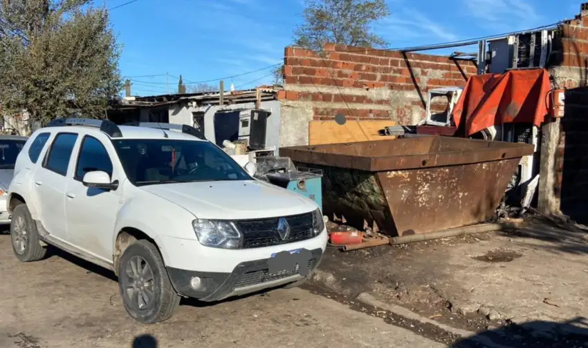 La policía investigaba una entradera y un joven comenzó a arrojar piedras al patrullero