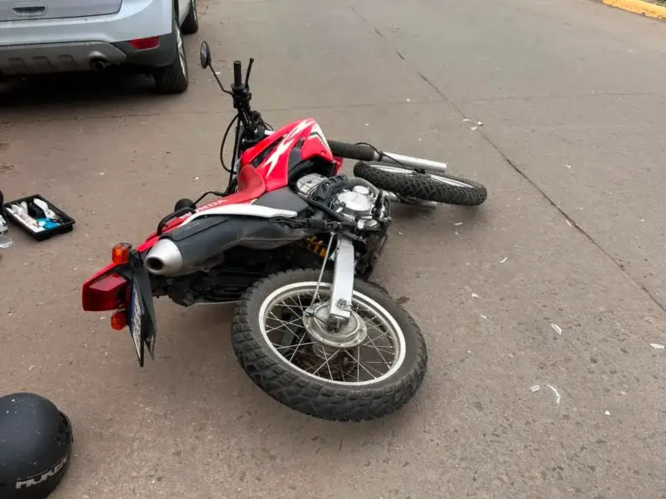 La motocicleta caída en el cruce de Italia y Alvear. Foto: BVVT