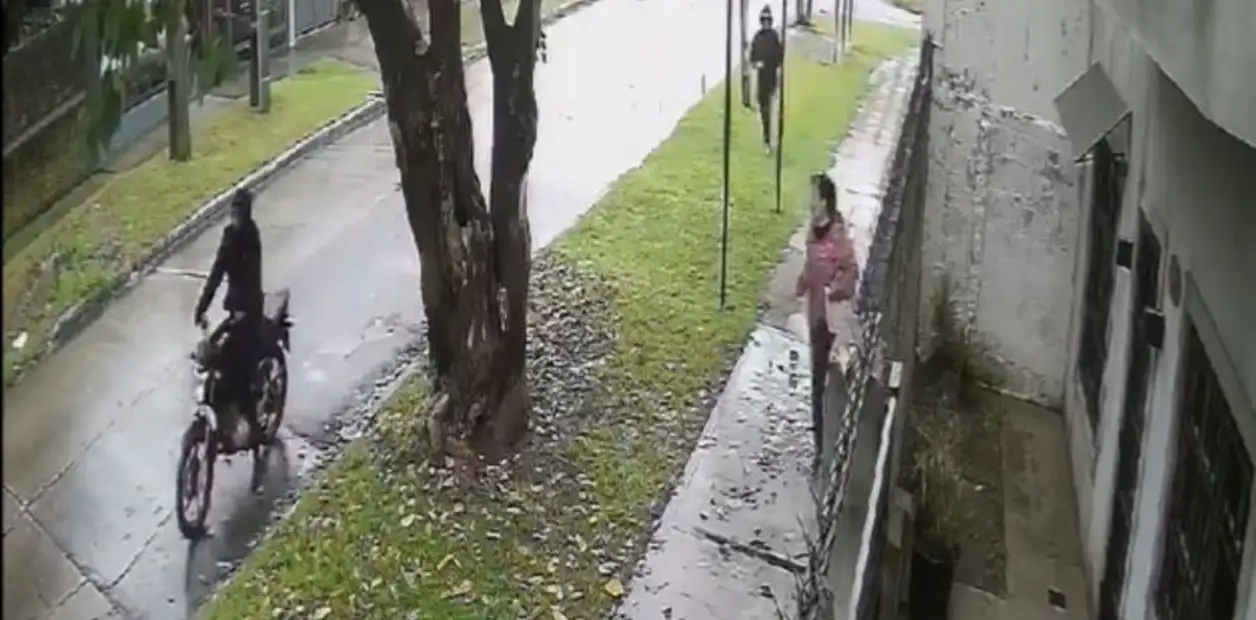 La mujer aguardaba su transporte bajo un techo que le daba mayor resguardo que el de la parada, ante el clima adverso.