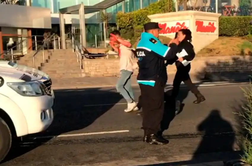 Video: así se llevaban detenido al menor que se despistó y lesionó a una joven en la costa