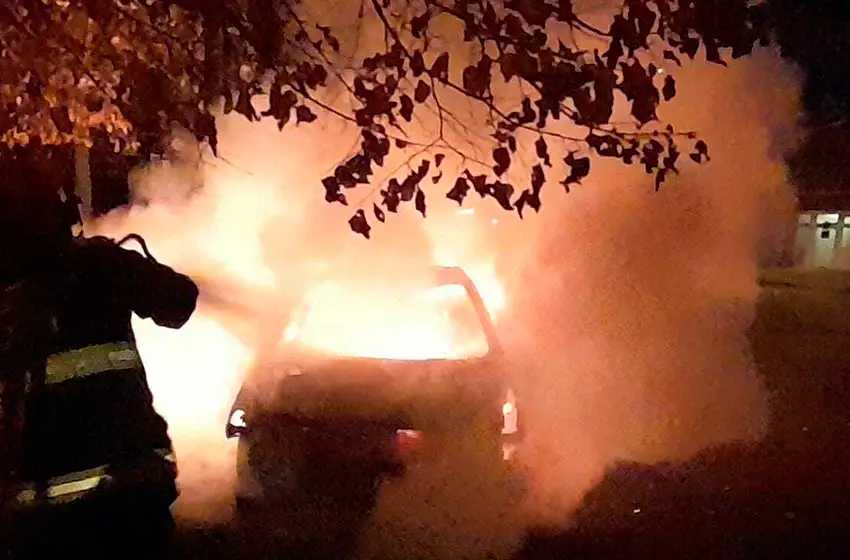 Se incendió un auto en plena calle
