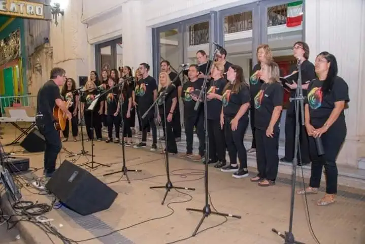 El coro La Voce del Verdi presenta su espectáculo “Charly coral” en el Centro Cultural