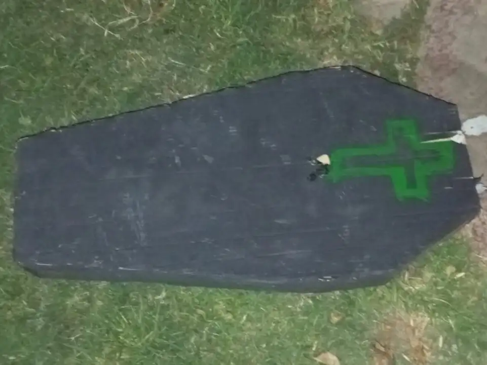 El cajón encontrado frente a la vivienda.
