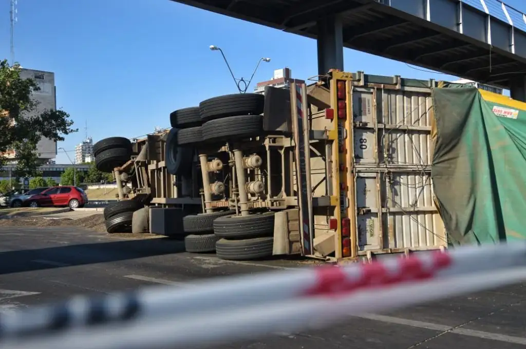 Santa Fe: un camión volcó su acoplado en Alem y se interrumpió el tránsito