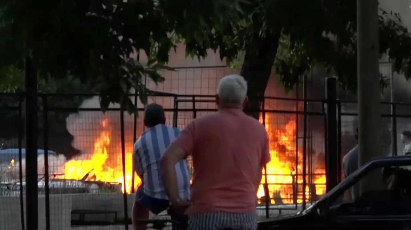 Al momento del incidente, estaban realizando tareas de mantenimiento, aunque se desconocen los motivos del incendio.