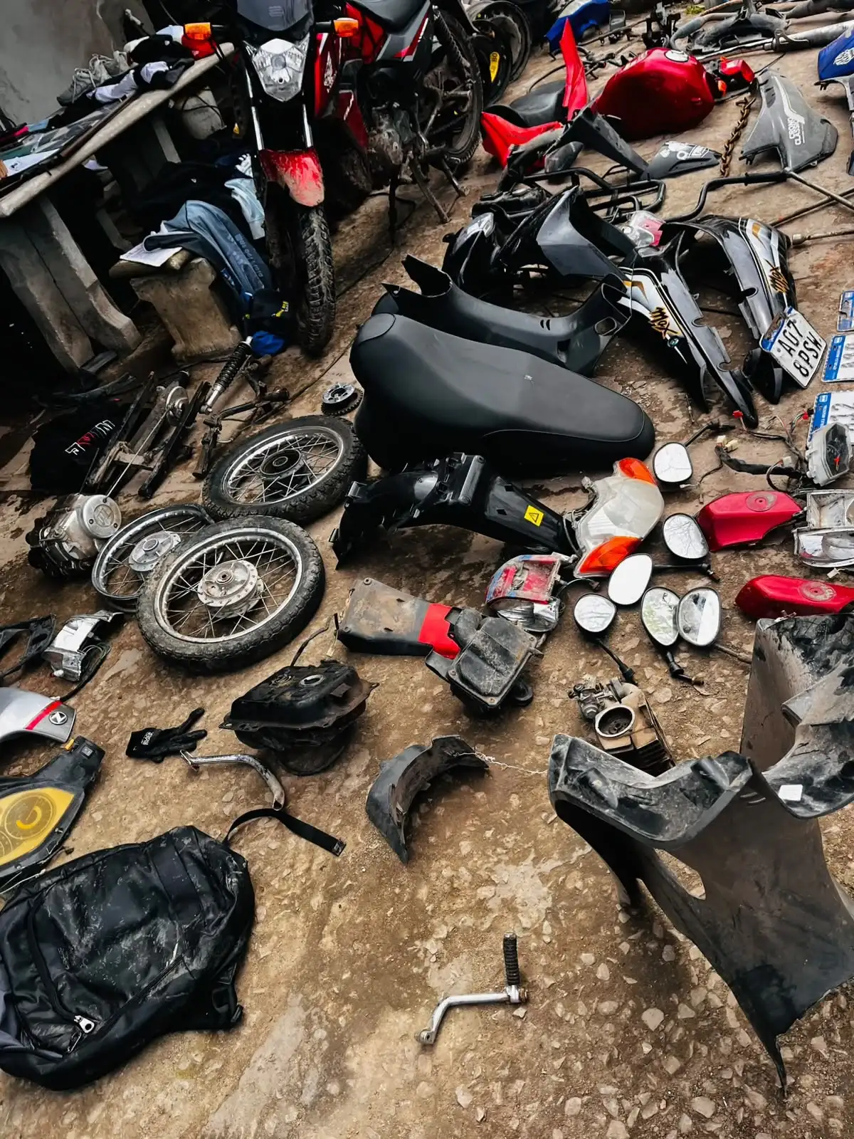 Investigaban el robo de una moto y encontraron armas, drogas y autopartes