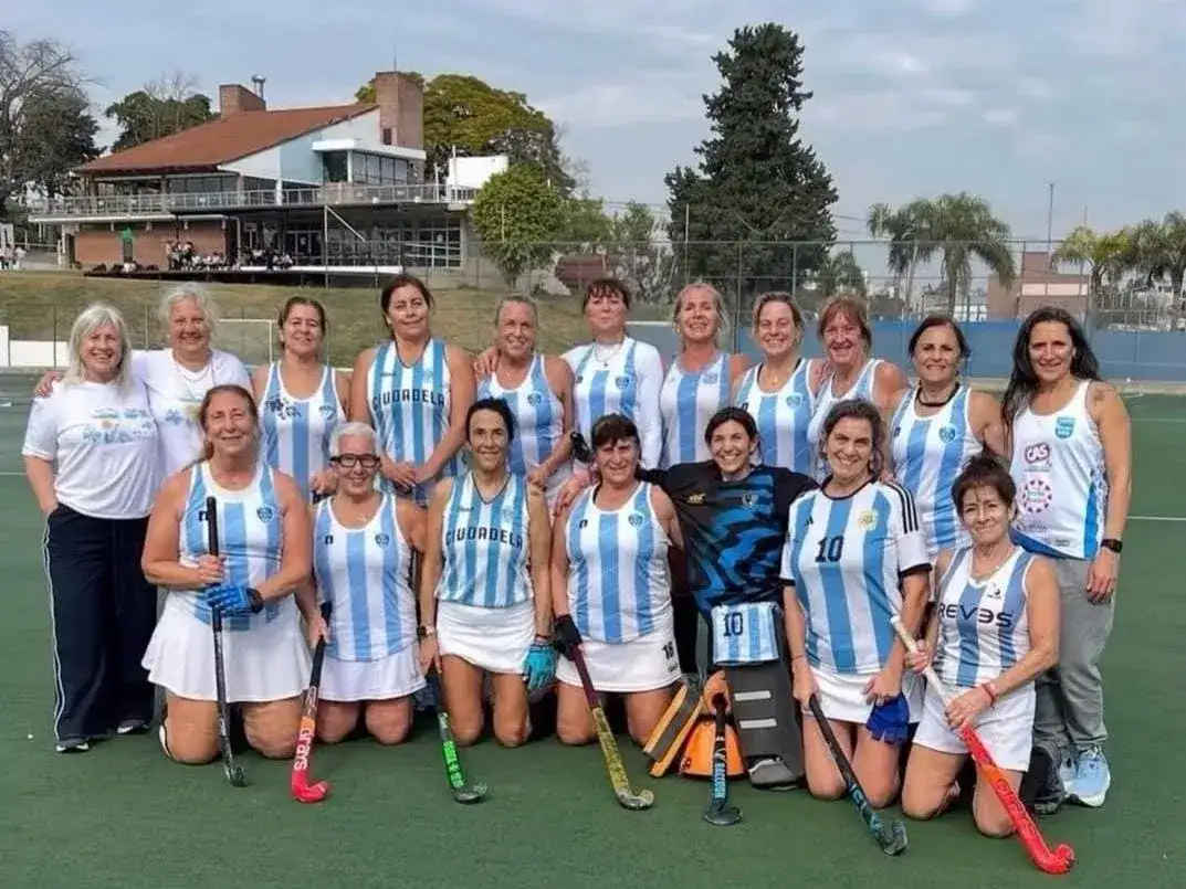 Abajo y a la derecha de la imagen del equipo nacional, Sonia "la Pola" Polastri. Foto: Gentileza