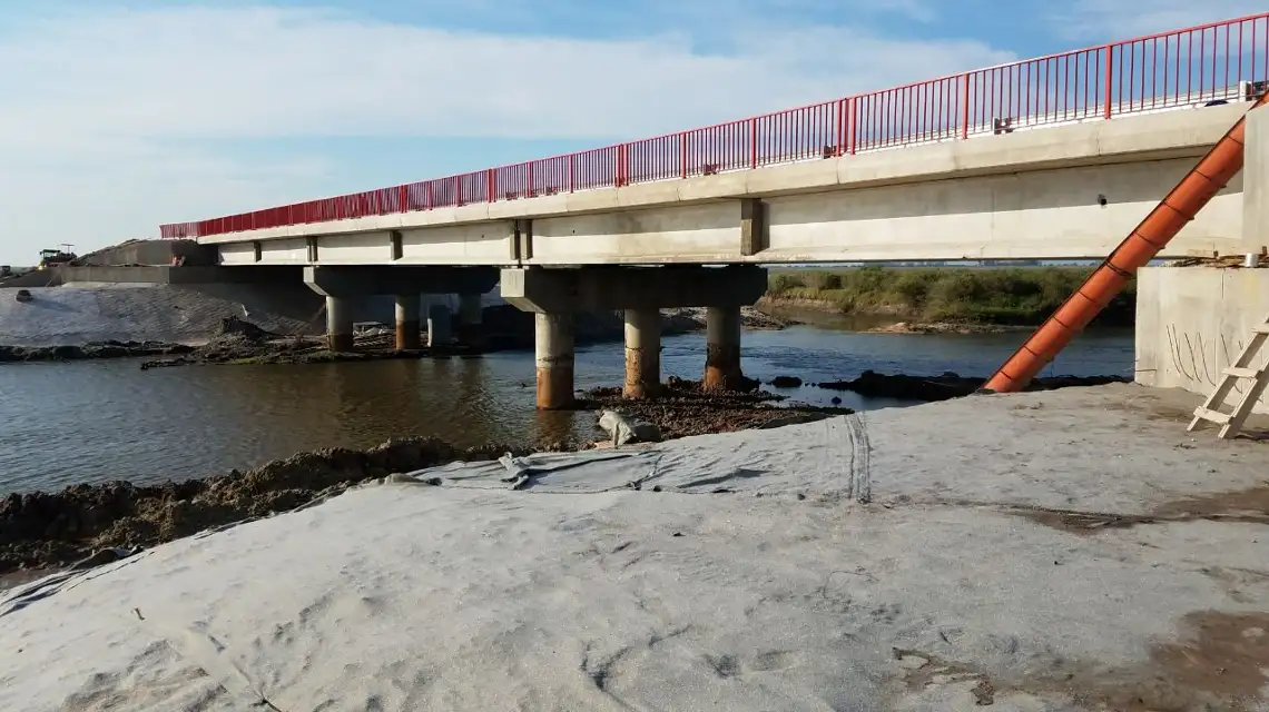 La provincia invierte en la construcción del nuevo puente sobre el arroyo Saladillo Amargo
