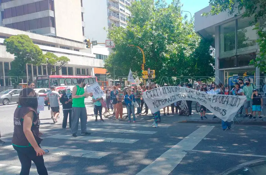 Denuncian la pérdida de 200 puestos de trabajo en educación