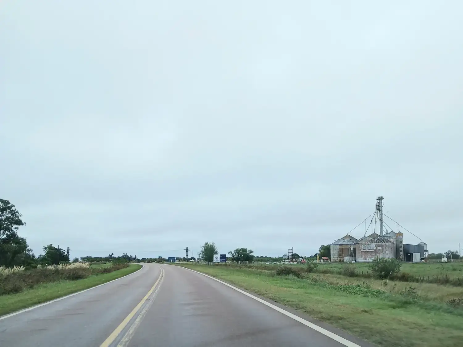 Vista de la ruta en las inmediaciones de Los Quirquinchos, donde ocurrió el fatal accidente que terminó con la vida del jefe del Correo local.