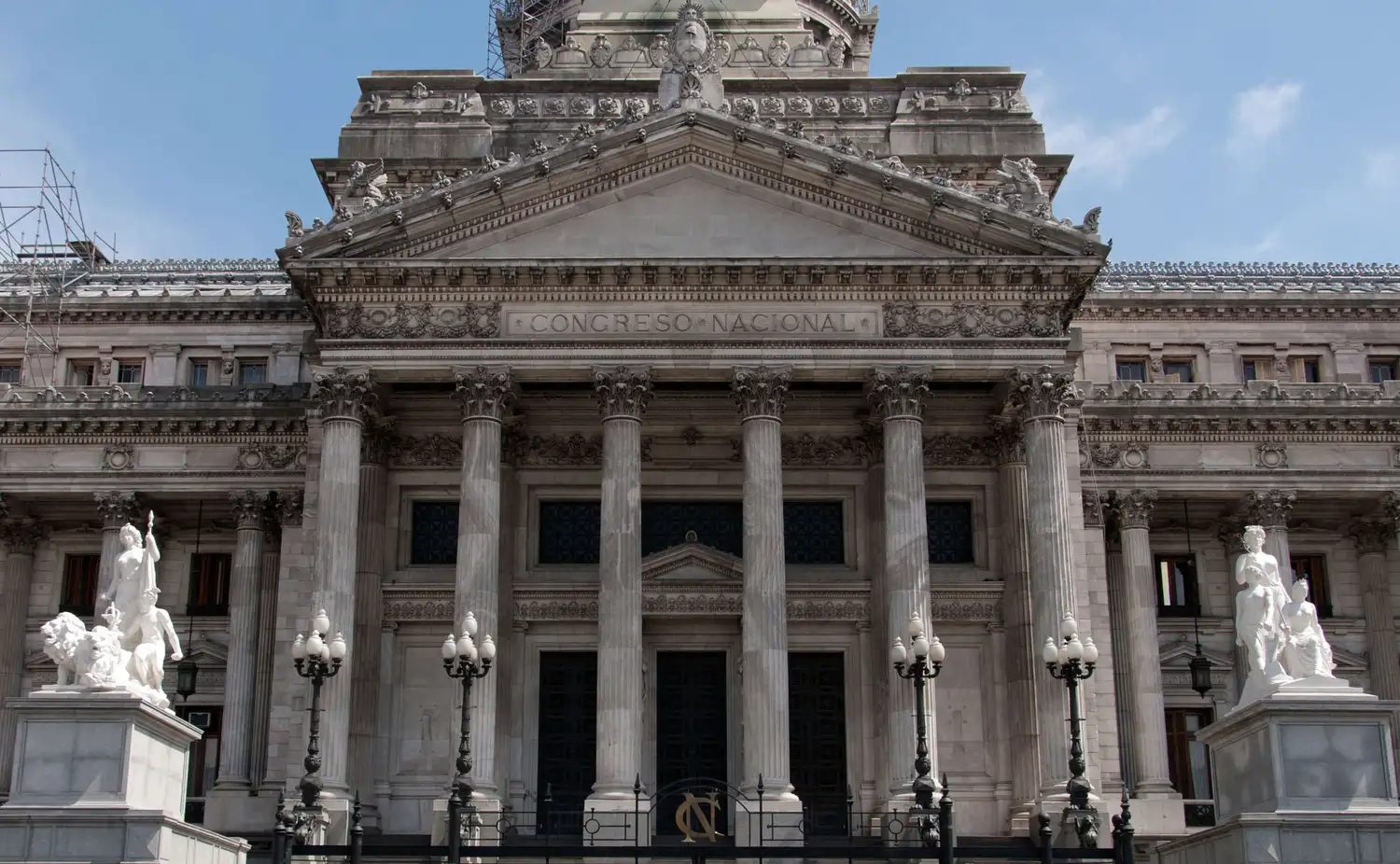 Bajo un clima de tensión, la Ley Ómnibus comienza a tratarse en el Congreso: que postura tomó el Gobierno