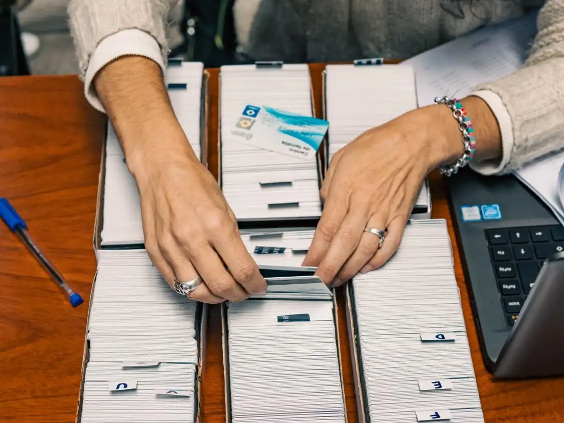El operativo está destinado a quienes ya realizaron la inscripción y deben retirar los plásticos correspondientes.