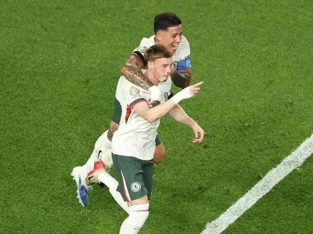 Cole Palmer es abrazado por Enzo Fernández luego de su gol.