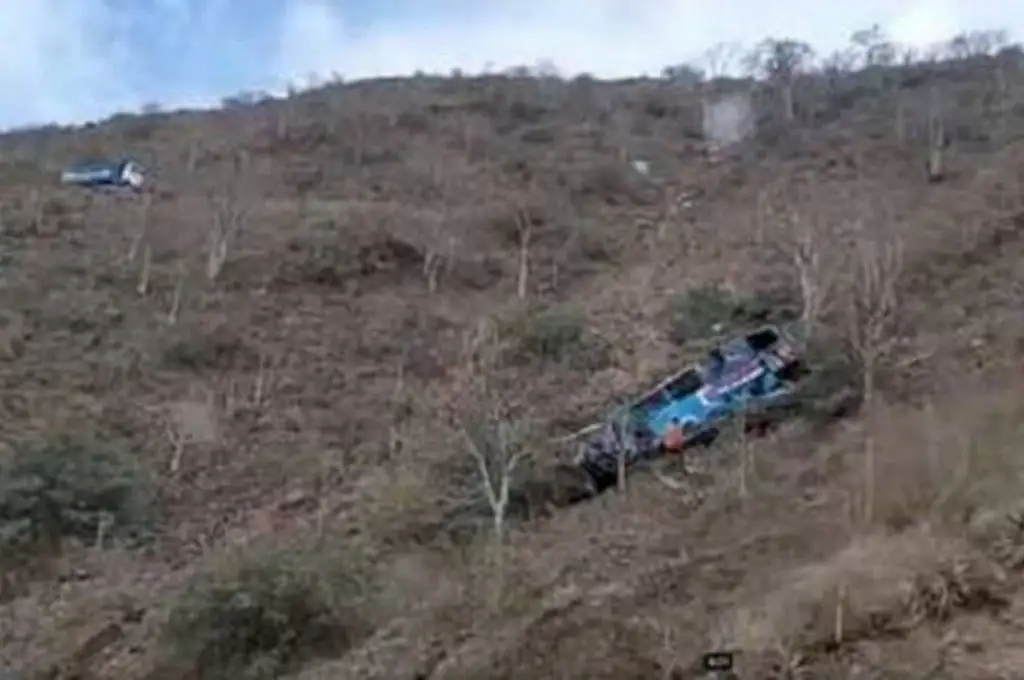 Mueren 17 personas en Perú tras la caída de un autobús a un abismo
