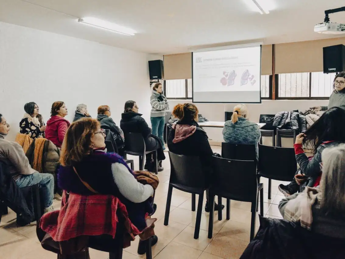 El curso abordará aspectos fundamentales del acompañamiento en el hogar, poniendo el foco en las transformaciones que atraviesan los vínculos y las dinámicas de convivencia a partir del envejecimiento poblacional.