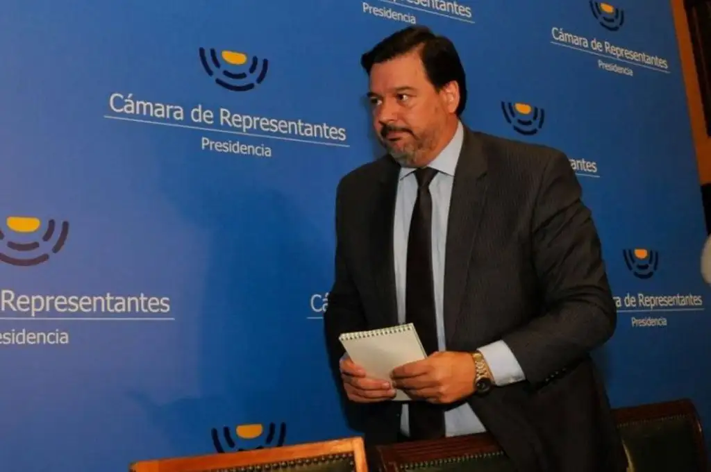 Uruguay: renunció el ministro de Ambiente tras admitir que mintió sobre su título universitario
