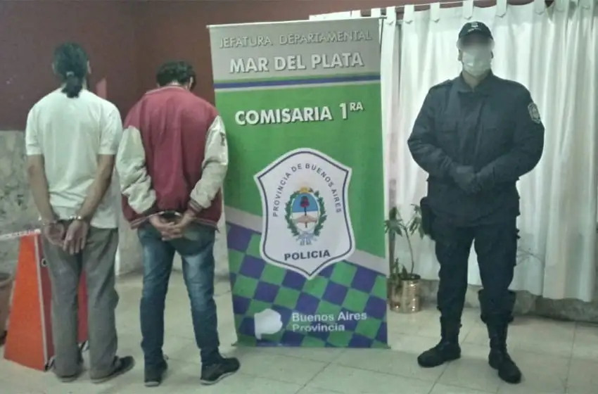 Dos detenidos, con las manos en la masa