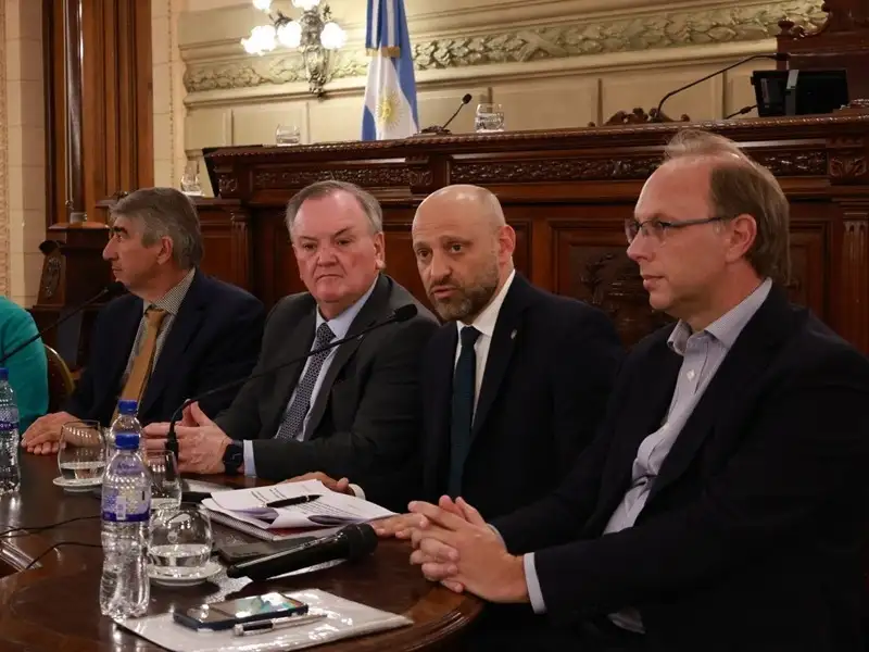 Funcionarios provinciales defendieron el plan del gobierno.