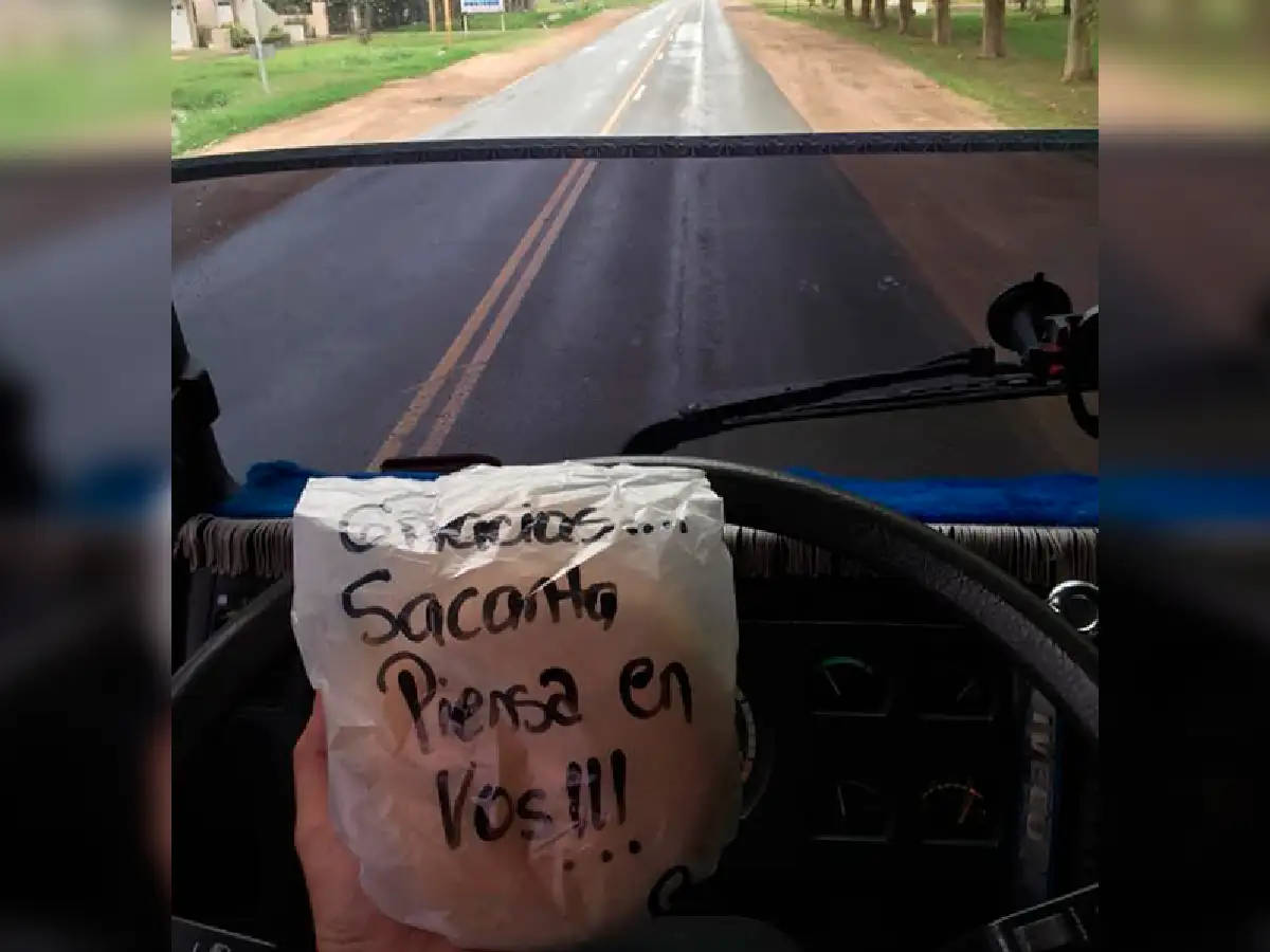 Sacanta: vecinos dan torta frita a los camioneros que pasan por el pueblo