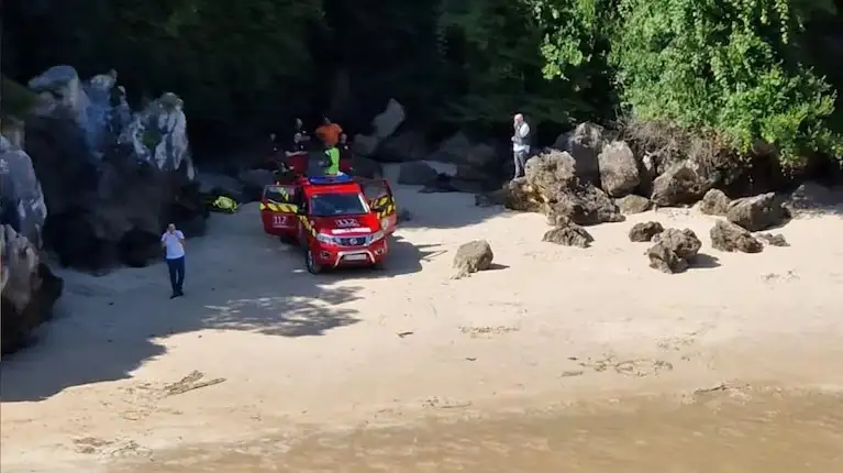 El hombre de 43 años apareció flotando en el agua junto a su suegro, a quién lograron reanimar.