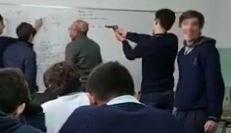 Alumnos le apuntaron con un arma al profesor en plena clase