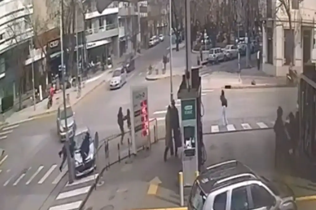 Atropelló a dos peatones