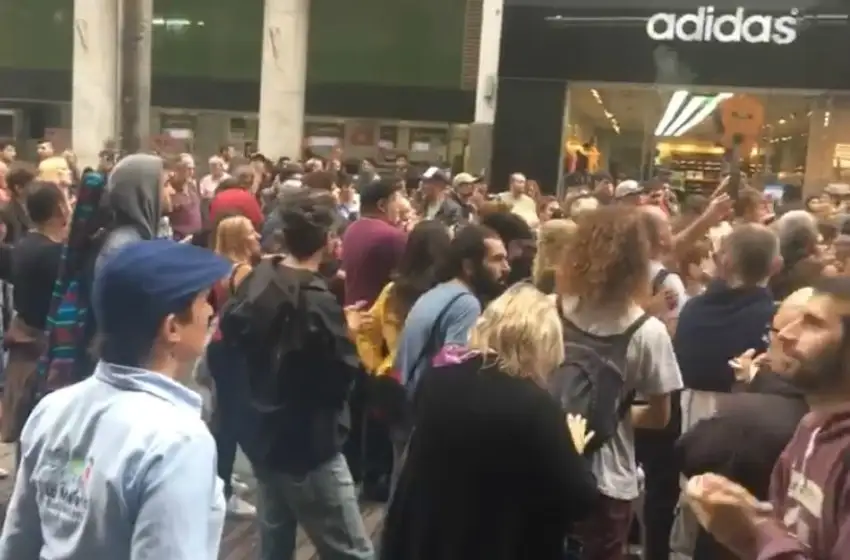 Se realizó una "guitarreada" por los artistas callejeros
