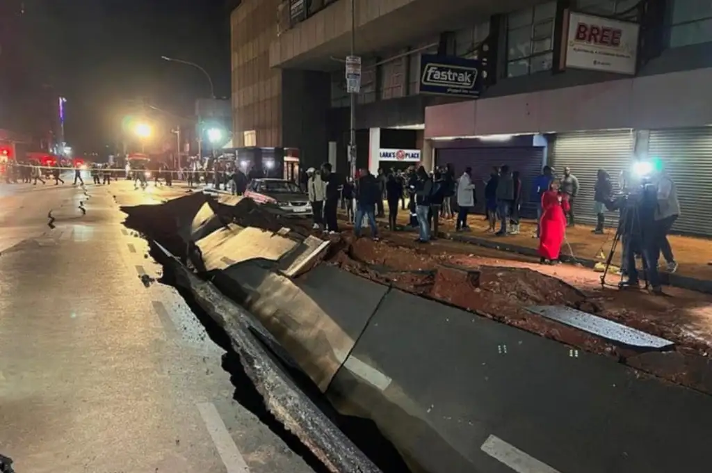 El terrible accidente se podría haber debido a que explotaron tubos de gas debajo del pavimento.