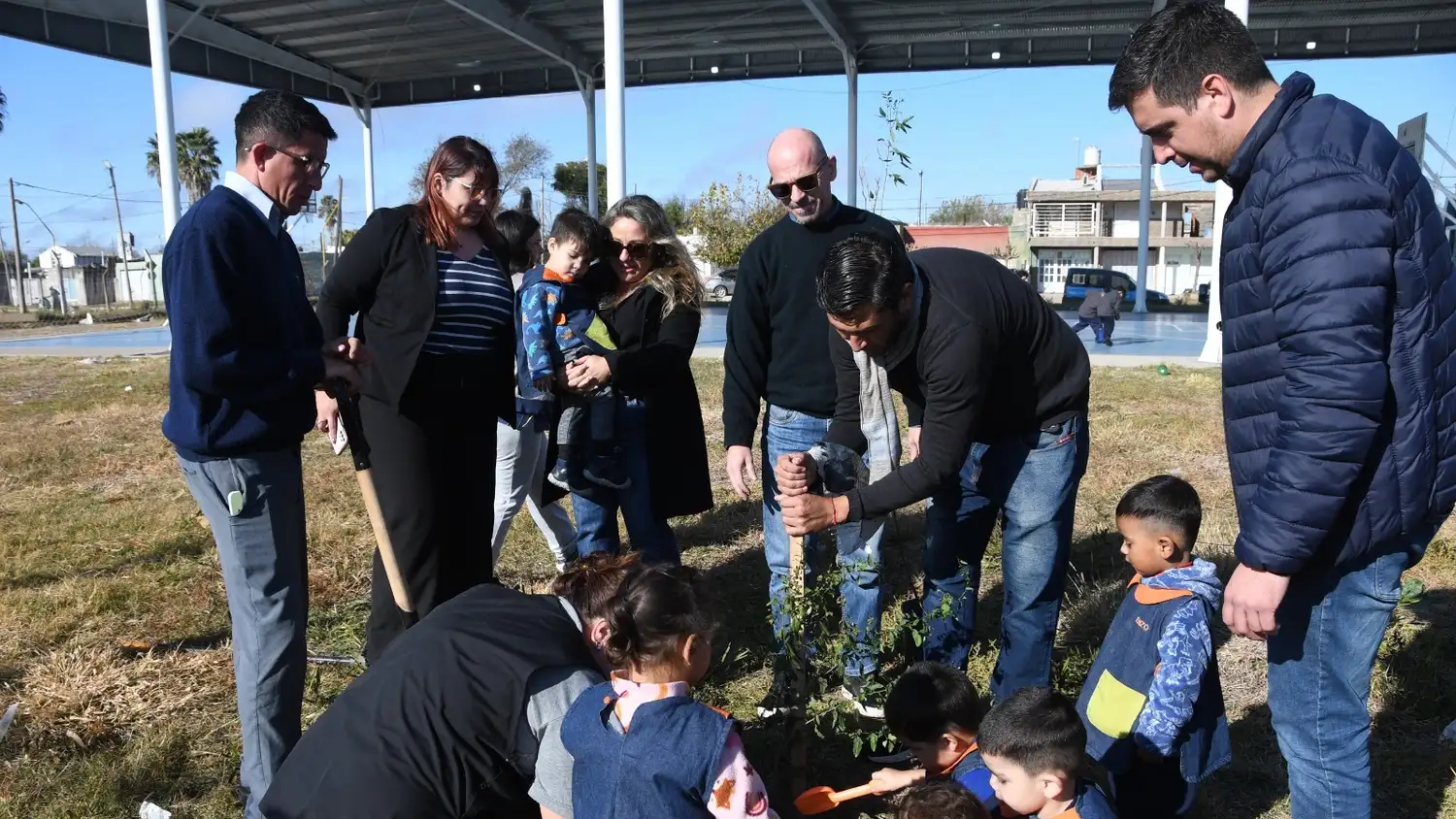 Niños participaron de una jornada de plantación de arboles en el Polideportivo Social de San Cayetano
