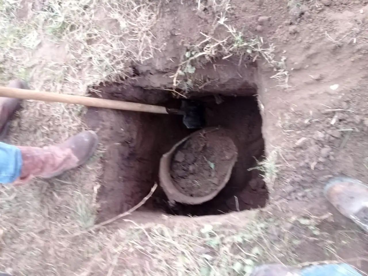 Tucumán: excavaban para poner un poste y encontraron una urna milenaria