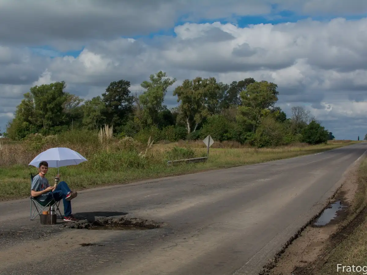 Acampó al lado de un pozo en la Ruta 178 para pedir su arreglo