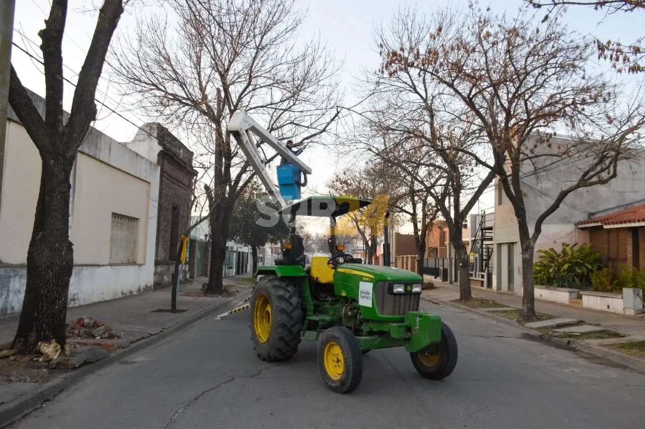 Cuadrillas municipales avanzan con tareas de acondicionamiento de los espacios públicos