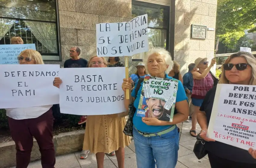 En distintos puntos del país se realizan manifestaciones en contra de la decisión del presidente Javier Milei.