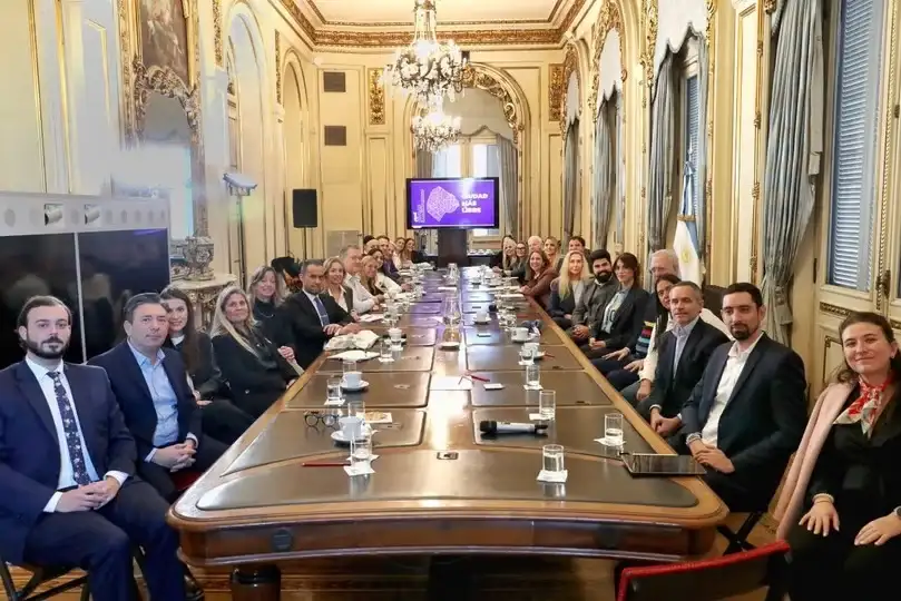 Karina Milei con legisladores.