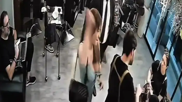 La mujer ataca al peluquero por las espalda: quedó disconforme por el corte de su flequillo.