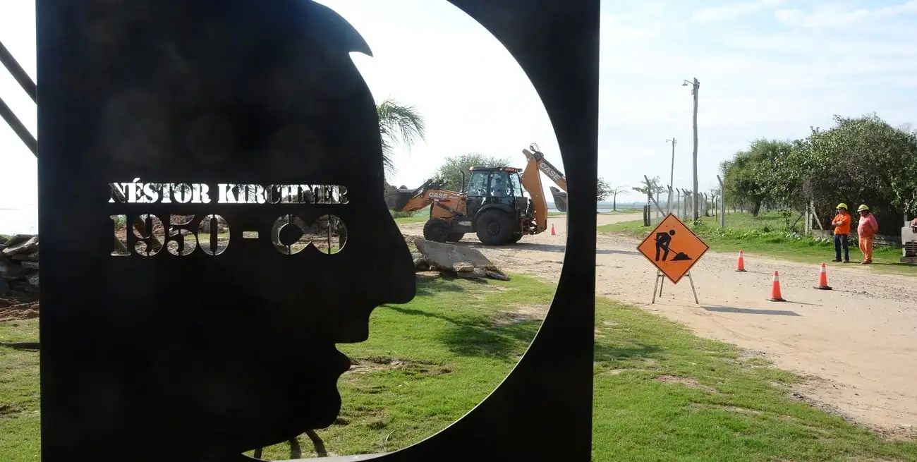 El ingreso con la silueta del rostro del ex presidente de la Nación, fallecido en 2010. Luis Cetraro