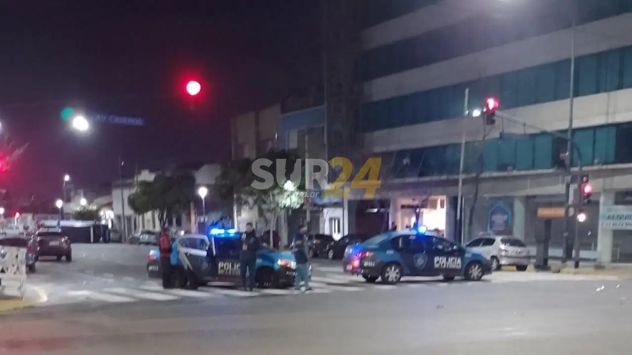 Un móvil de la Policía chocó y volcó en Parque Patricios