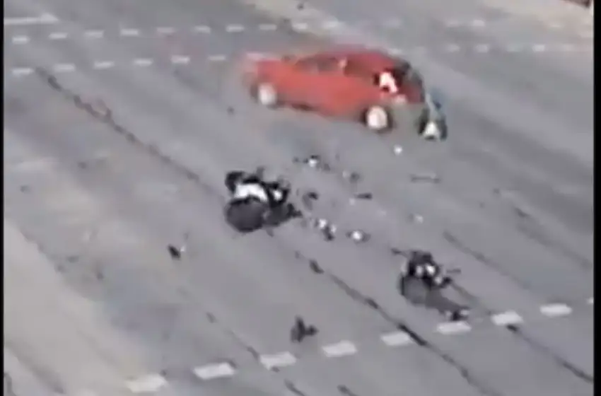 Video: impactante choque entre un auto y una moto