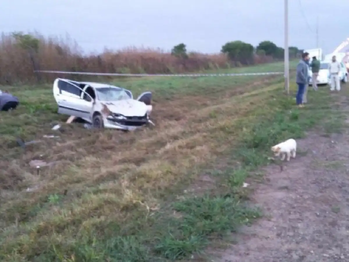 Un auto arrolló a gente en una parada de ómnibus: un muerto