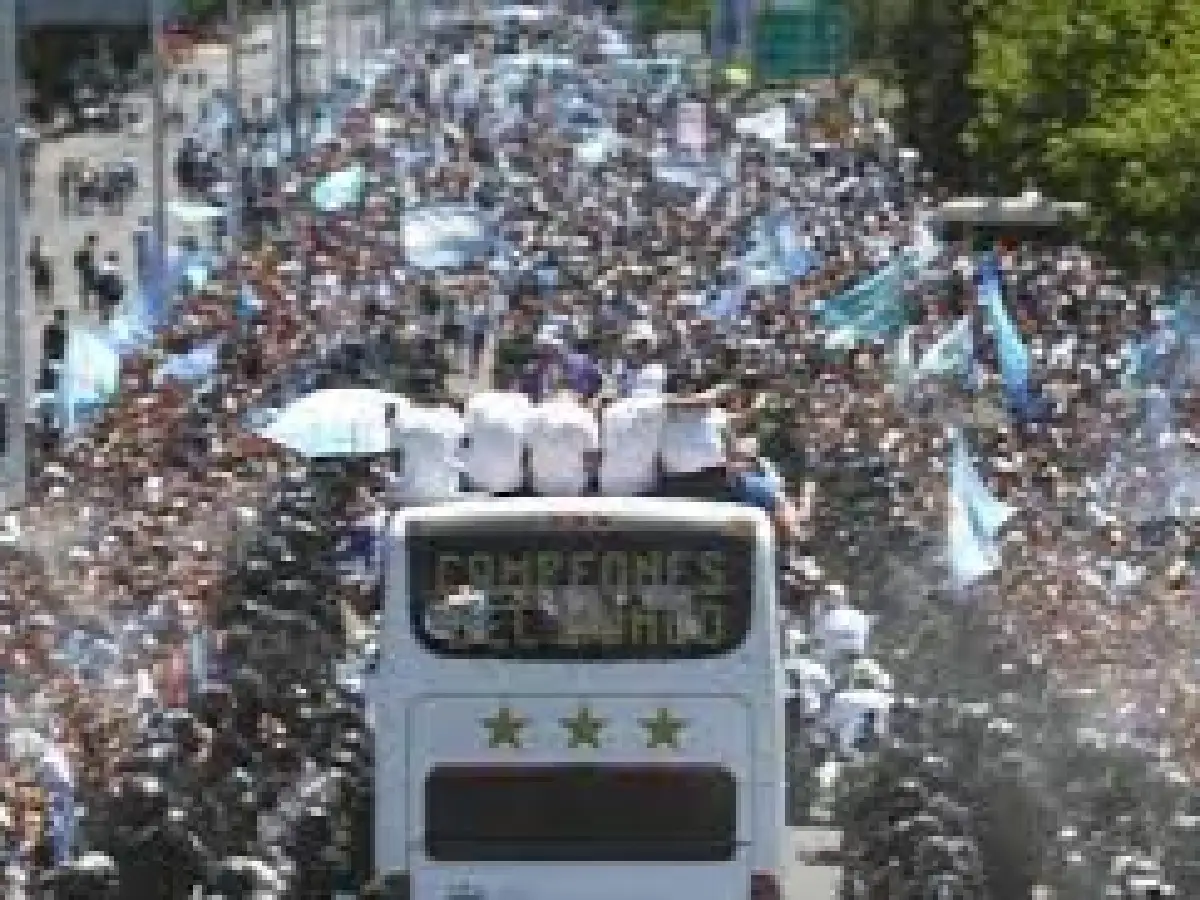 Revolución por los campeones del mundo: la Selección celebra en caravana junto a cuatro millones de hinchas