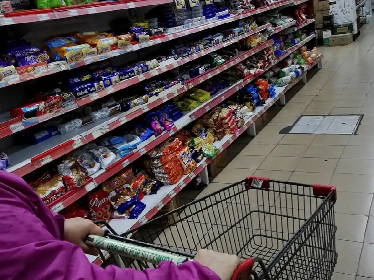 La canasta básica subió por encima de la inflación en marzo y se puede agravar la pobreza