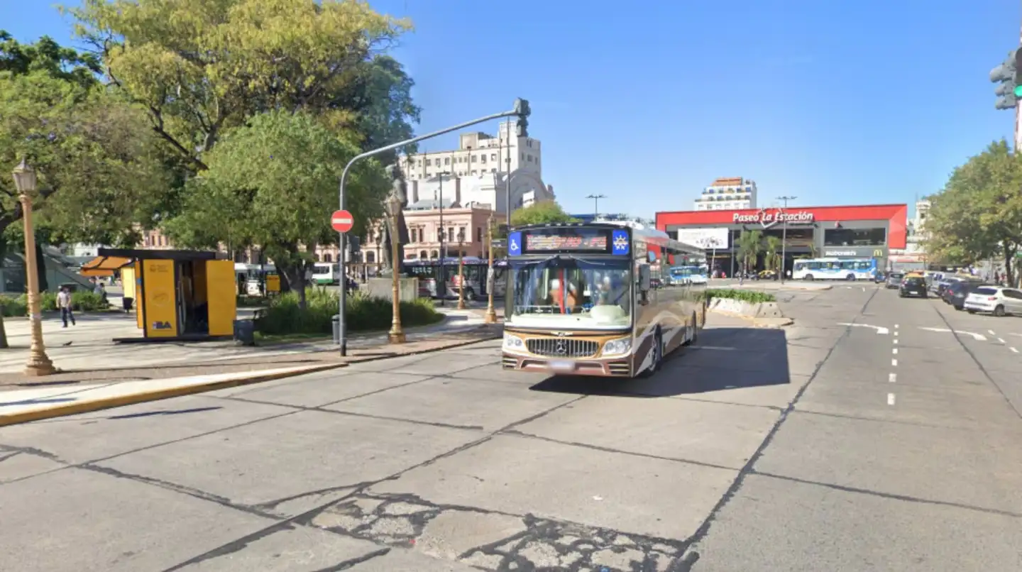La menor estaba esperando el colectivo en una parada junto a su mamá cuando el sospechoso se acercó y la agarró de la mano.