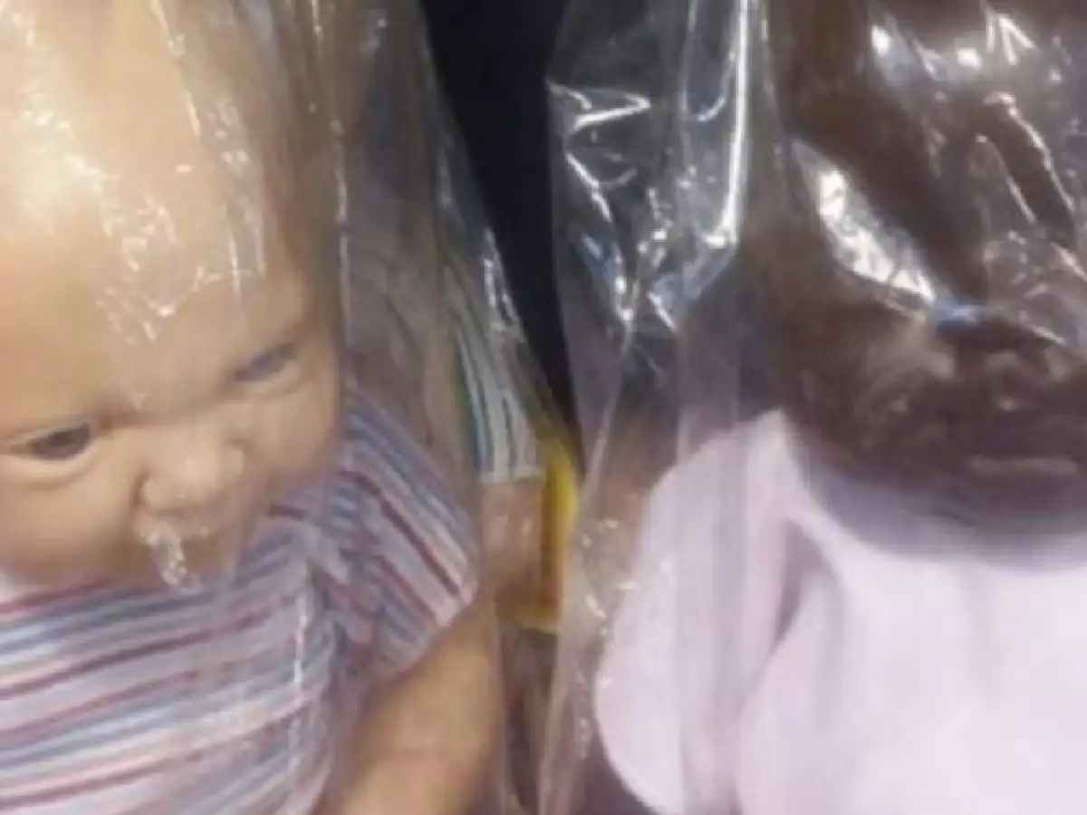 Polémica en Mendoza: venden un muñeco negro más barato que uno igual blanco