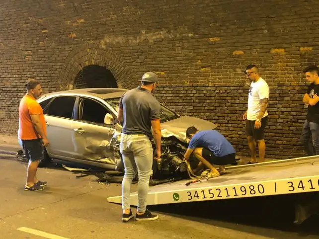 Rosario: impactante choque en el túnel Arturo Illia