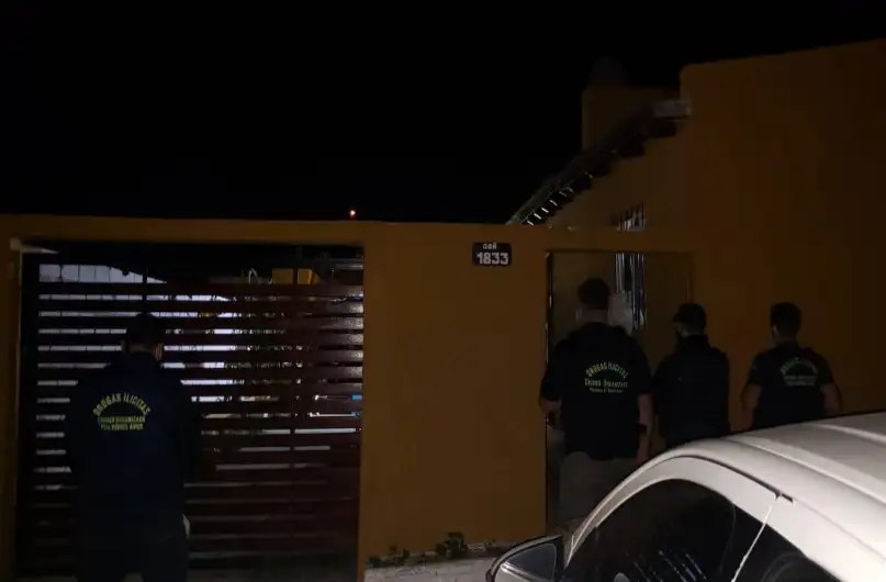 Video: así cayó una mujer que vendía droga en un "point" frente a una escuela